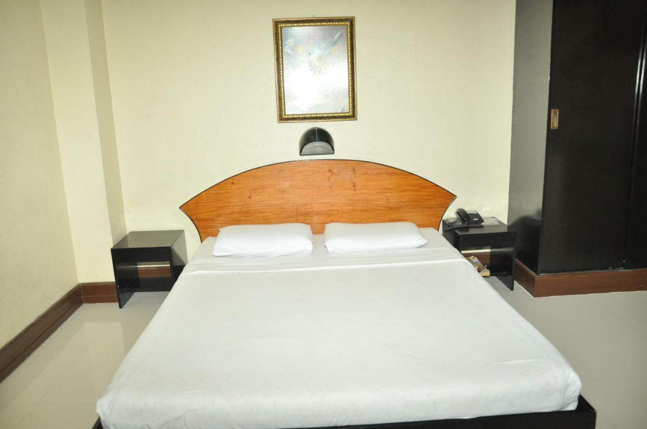 Paragon Suites Cebu Exterior foto
